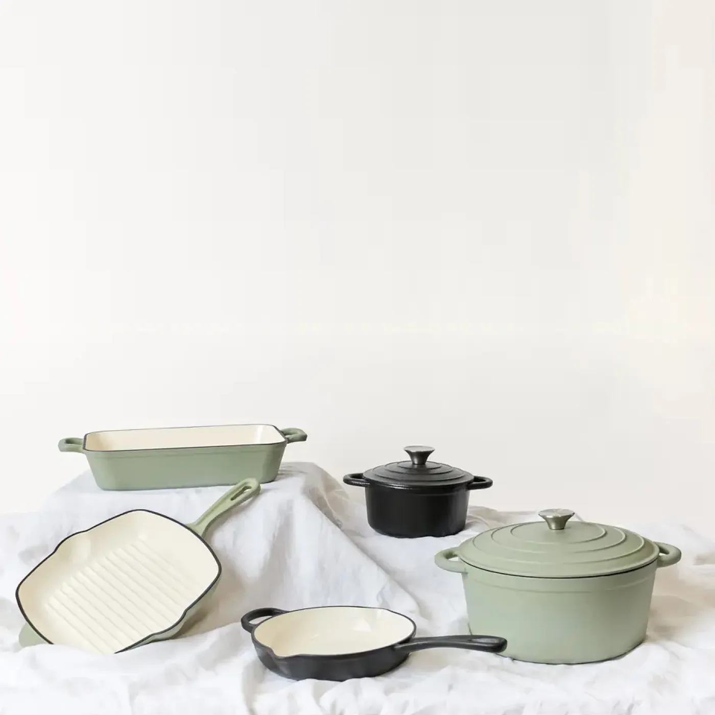 George Collective - Cast Iron Round Casserole 28cm - Matte Sage/Silver Lid – Image 3